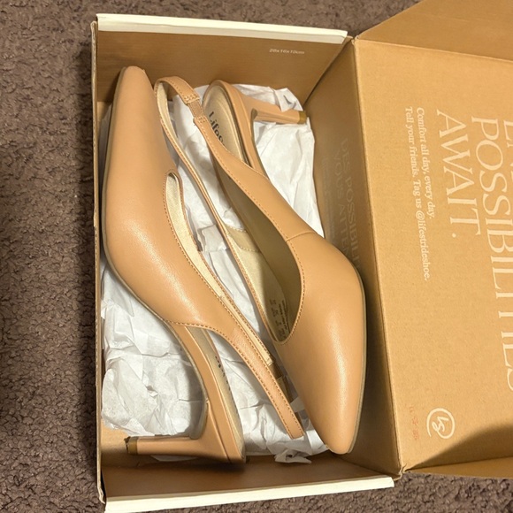 Life Stride Shoes - Life Stride Annalise Tan Smooth Heels size 8.5 M
GUC *Plenty of life left!